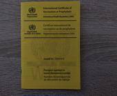 Ein internationaler Impfausweis aus gelbem Papier