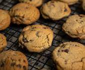 Symbolbild zeigt Cookies auf einem Backofen-Gitter