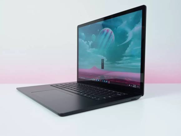 Der Surface Laptop, aufgeklappt 