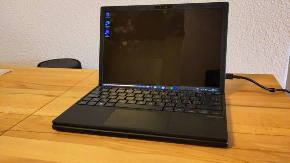 Die Tastatur auf die untere Hälfte des zum Notebook aufgeklappten Zenbook gelegt