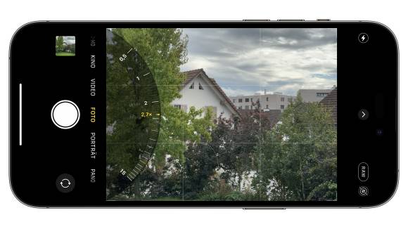 Der Screenshot zeigt eine Aussenansicht in der Kamera-App; auf dem Display ist das virtuelle Drehrad für die Einstellung der Brennweite zu sehen