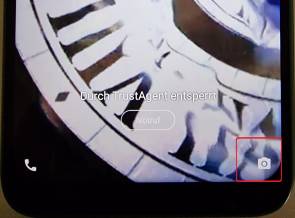 Auf einem Android-Sperrbildschirm ist die Kamera-Verknüpfung rot markiert 