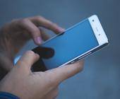 Ein Smartphone in den Händen einer Person