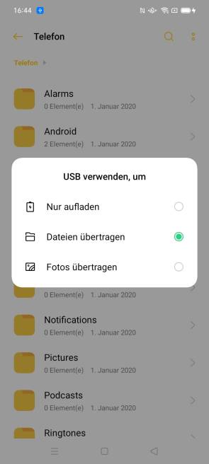 Ein Android-Smartphone fragt nach dem Einstöpseln, ob das Gerät nur geladen oder auch Dateien übertragen werden sollen