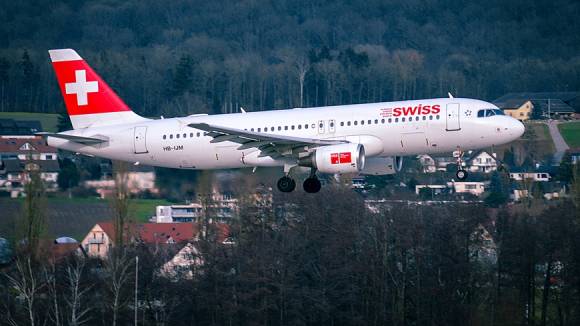 Eine Swiss-Maschine im Landeanflug 