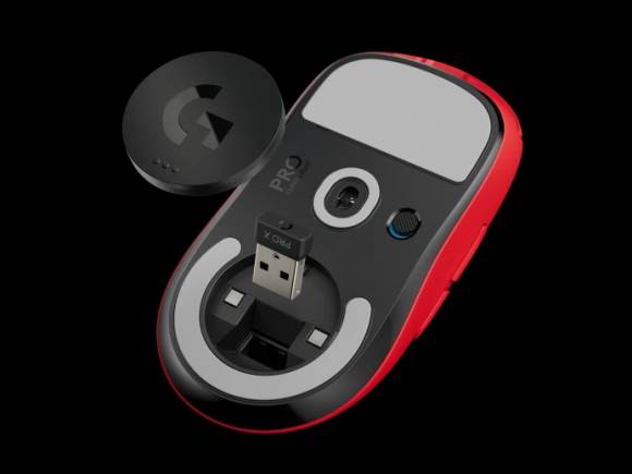 Unterseite einer roten Gaming-Maus, der runde Deckel gibt den Dongle frei