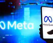Ein Smartphone mit Meta Quest Logo, im unscharfen Hintergrund das Meta-Logo