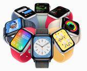 Acht Apple Watches mit verschiedenen Armbändern, im Kreis angeordnet