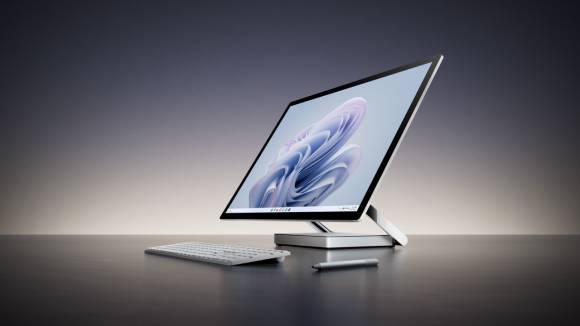Das Surface Studio 2+ mit Tastatur und Stift