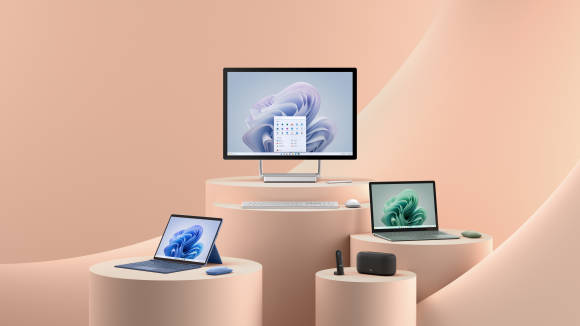 Alle vorgestellten Geräte auf einem Bild: Surface Laptop 5, Surface Pro 9, Surface Studio 2+, Presenter+ und Audio Dock 