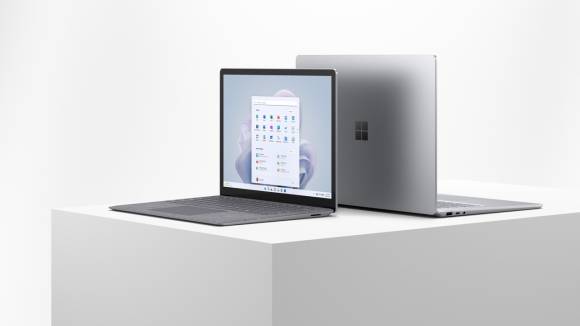 Zwei Surface Laptops, einmal in der 13- und einmal in der 15-Zoll-Variante