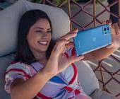 Eine Frau schiesst mit einem blauen Motorola moto g72 ein Selfie