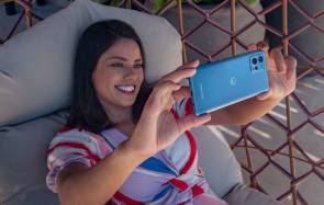 Eine Frau schiesst mit einem blauen Motorola moto g72 ein Selfie 