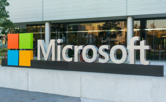 Microsoft-Logo vor einem Gebäude 