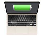 Ein geöffnetes MacBook Air aus der Vogelperspektive zeigt auf dem Display eine grüne Batterie