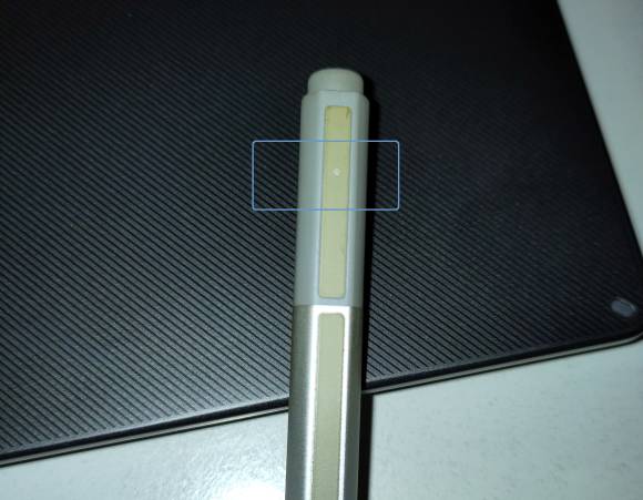 Das obere Ende des Surface-Stifts. Die dezente LED ist markiert