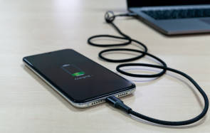 Smartphone beim Laden 