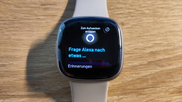 Eine Fitbit Sense 2 zeigt "Frage Alexa etwas". 
