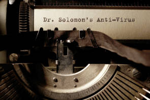 Eine alte Schreibmaschine tippt "Dr. Solomon's Anti-Virus" 