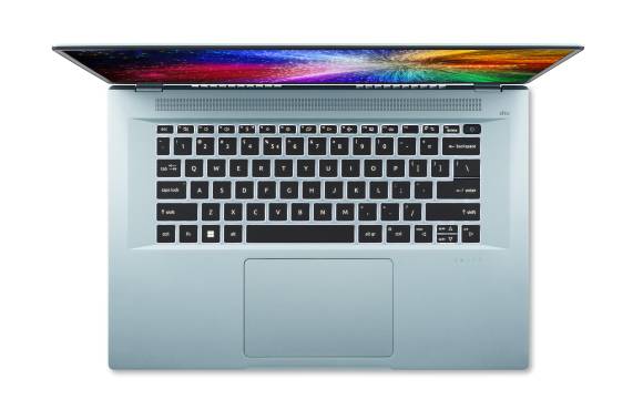 Das Acer Swift Edge in Hellblau, mit Blick auf die Tastatur