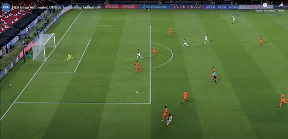 Eine Spielszene, eine Mannschaft in Weiss, eine in Orange