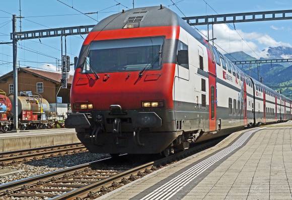 Foto eines SBB-Zuges, mit Blick auf die Lok 