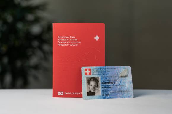 Beispiel-Foto eines Schweizer Passes und einer Identitätskarte 