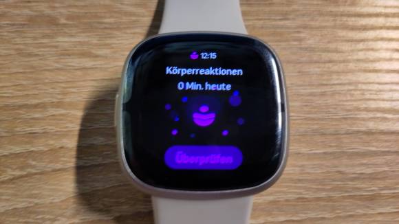 Eine Fitbit Sense 2 auf einem Tisch