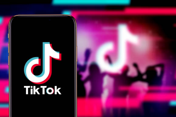 Tiktok-Logo auf einem Smartphone 