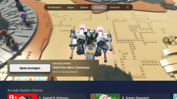 Auf dem Bild ist die Apple-Arcade zu sehen, mit einem Raumschiff aus Legosteinen