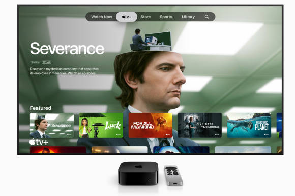 Die Apple TV Box und die Fernbedienung stehen vor einem Fernseher; auf dessen Bild ist der Aufmacher zur Apple-Serie «Severence» zu sehen
