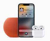 Ein iPhone, ein HomePod und die AirPods-Kopfhörer