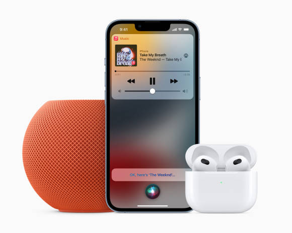 Ein iPhone, ein HomePod und die AirPods-Kopfhörer 