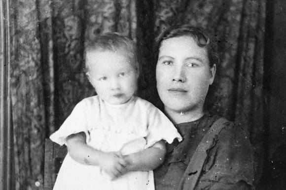 Ein Foto aus einer Zeit, bevor die Farben erfunden wurden Schwarzweissfoto einer Frau mit einem Kleinkind auf dem Arm