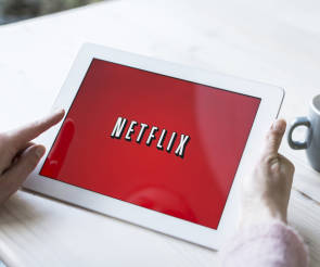 Ein Netflix-Logo auf einem Tablet 