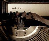 Eine alte Schreibmaschine tippt den Namen Matrox