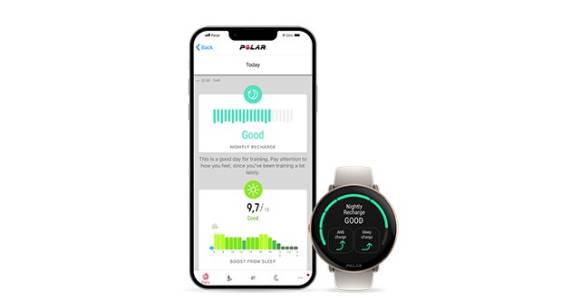 Die Polar-Schlaftracking-App auf dem Smartphone, daneben eine Ignite 3