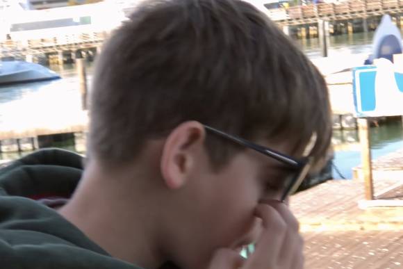 Klassisch: mit hoher Trefferquote wird ein Frame ausgewählt, das niemandem gefallen kann Das verschwommene Bild einer Person aus einem Video