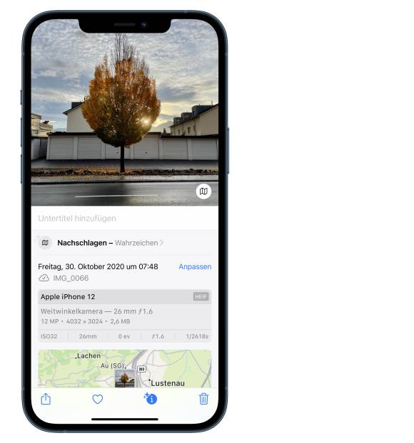 Das iPhone zeigt zu einem Landschaftsbild den Standort der Aufnahme