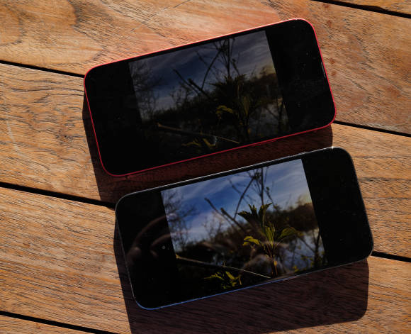 Zwei iPhones übereinander mit dem Foto eines Sonnenuntergangs