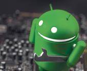 Das Android-Maskottchen aus Plastik. Es hält einen Schraubenschlüssel in der Hand