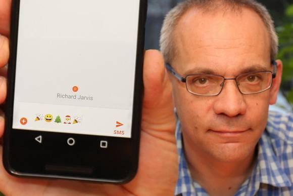 SMS auf einem modernen Smartphone, daneben Porträt-Bild von Neil Papworth