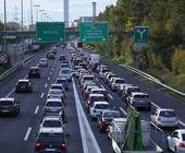 Foto eines Autobahn-Staus vor der Stadt Zürich