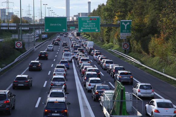 Foto eines Autobahn-Staus vor der Stadt Zürich 