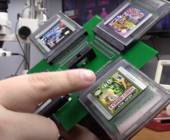 Drei Gameboy-Cartridges sind auf eine Leiterplatine gesteckt