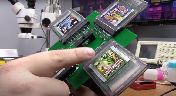 Drei Gameboy-Cartridges sind auf eine Leiterplatine gesteckt 
