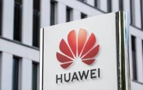 Huawei-Logo vor einem Gebäude 