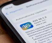 Versionsangabe iOS 16.1.2 auf einem iPhone