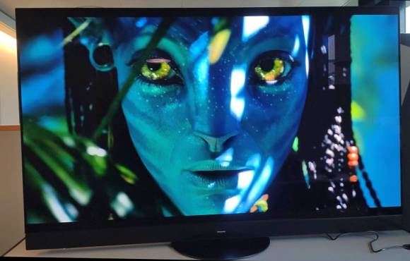 Der Fernseher zeigt eine Figur aus dem Kinofilm "Avatar"