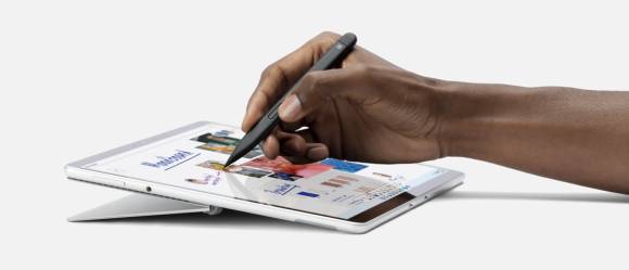 Surface Slim Pen 2 in einer Hand auf dem Display des Surface Pro 9